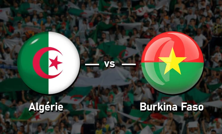 Ballons de football avec drapeaux d'Algérie et du Burkina Faso.