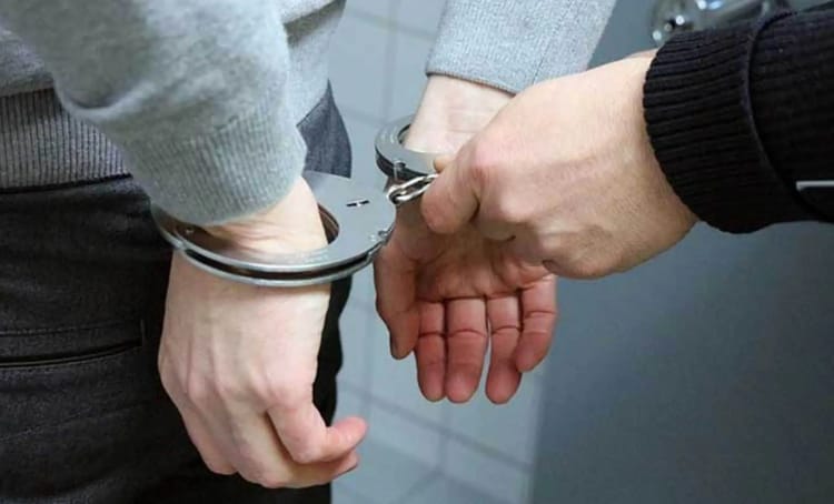 OQTF : 86 Identités, 2 Alertes à la Bombe - Le Mystère de l'Algérien Arrêté en France Personne en garde à vue avec menottes, arrestation en France.