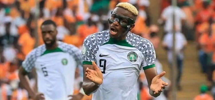 Victor Osimhen en action lors d'un match de football au Cameroun.