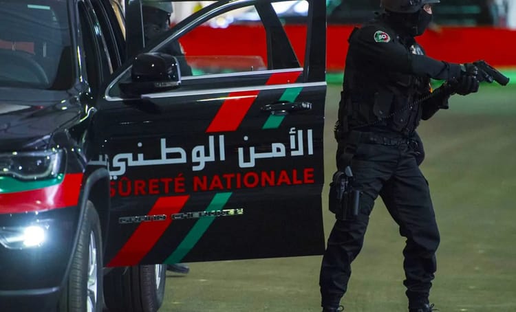 France : Un Algérien recherché pour blanchiment d'argent,finalement arrêté au Maroc Agent de police armé près d'une voiture de la sécurité nationale algérienne.