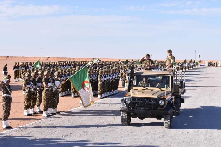 Global Firepower 2024 : L'Algérie s'illustre dans le TOP 3 des puissances militaires africaines Soldats algériens en parade militaire avec drapeau national.