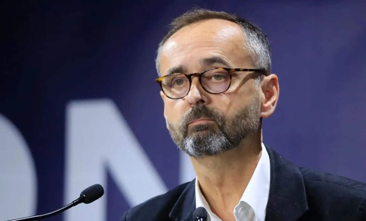 Refus de Mariage à un Algérien sous OQTF : Le Maire de Béziers, Robert Ménard, Convoqué par la Police - Risques Judiciaires Expliqués Robert Ménard, maire de Béziers, lors d'une intervention publique.