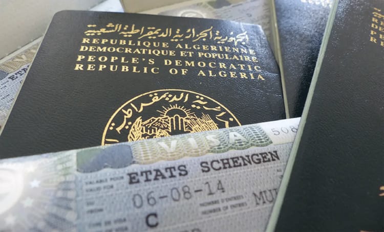Passeport algérien avec visa Schengen pour l'Europe.