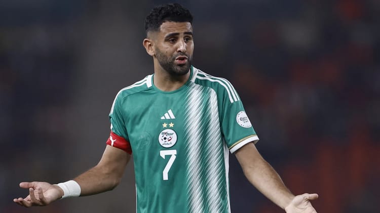 Révélation sur la CAN de Riyad Mahrez : Un surpoids dommageable Riyad Mahrez portant le maillot de l'Algérie, en pleine action sur le terrain.