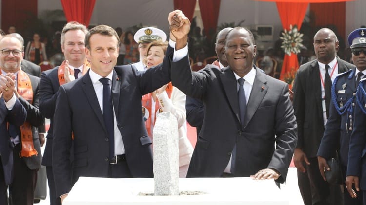 Macron et un officiel ivoirien lors d'une cérémonie officielle.