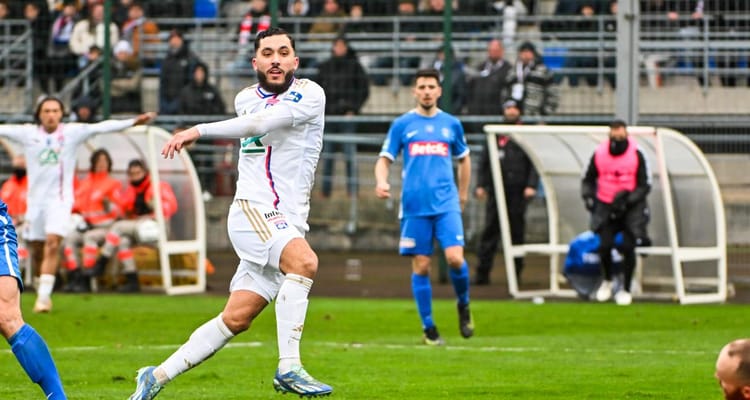 Rayan Cherki : Un coup de tonnerre dans le monde du football algérien et français Rayan Cherki en pleine action sur le terrain de football.