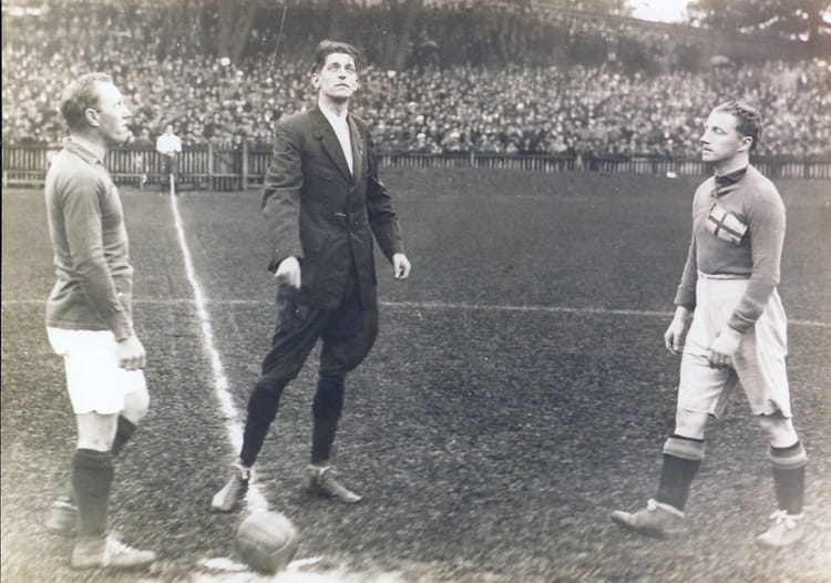 John Langenus : Le Premier Arbitre à Diriger une Finale de la Coupe du Monde de la FIFA en 1930 John Langenus, premier arbitre d'une finale de Coupe du Monde en 1930.