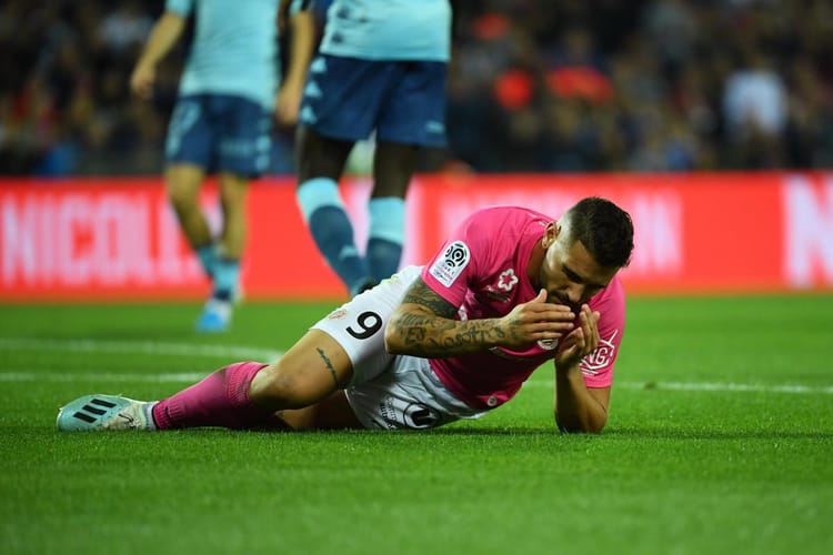 Andy Delort allongé sur le terrain après une crise lors d'un match de football.