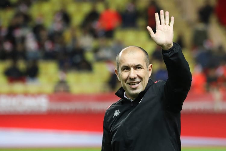 Leonardo Jardim saluant lors d'un match de football.
