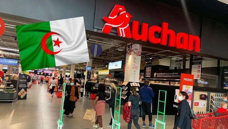 Auchan en Algérie : Un projet longtemps attendu Maghrebactu, image de l'entrée d'Auchan en Algérie avec drapeau algérien.