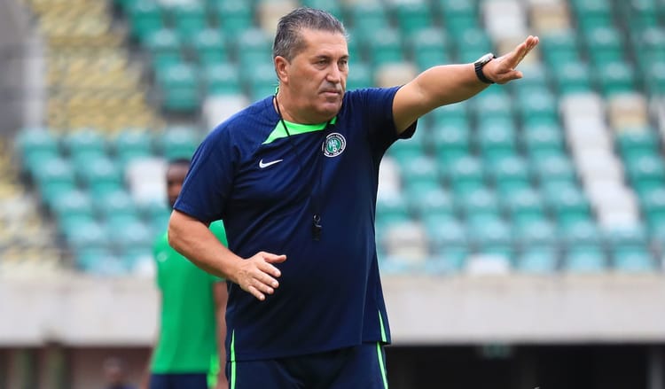 José Peseiro : La clé de l'Ascension vers la gloire pour l'Équipe d'Algérie ? José Peseiro, entraîneur, donnant des instructions sur le terrain.