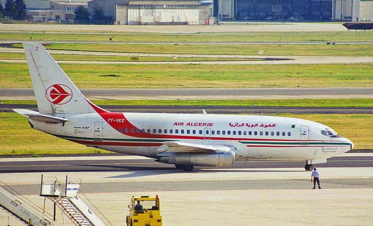 Air Algérie : la diaspora signe une pétition pour l'ouverture d'une ligne Alger-Manchester Avion Air Algérie prêt à décoller à l'aéroport international.