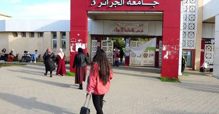 Alger : une étudiante retrouvée sans vie dans sa résidence universitaire Étudiante à l'entrée de l'université en Algérie.