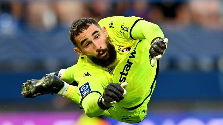 Anthony Mandrea, gardien de but, en pleine action lors d'un match de football.