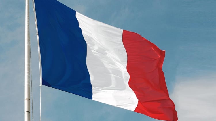 Oser aimer la France : un crime ? Analyse approfondie incluant les OQTF par Riposte laïque. Drapeau tricolore français flottant dans le ciel bleu.