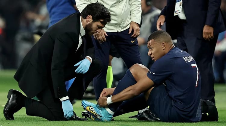 Kylian Mbappe reçoit des soins pour sa blessure à la cheville.