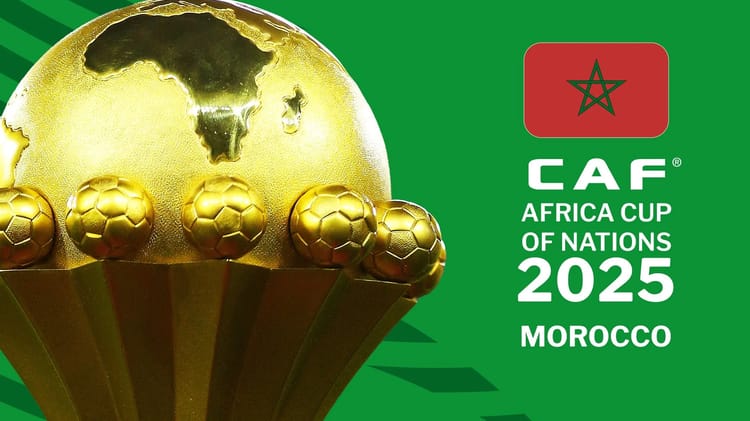 Trophée de la CAN 2025 avec drapeau marocain en arrière-plan.