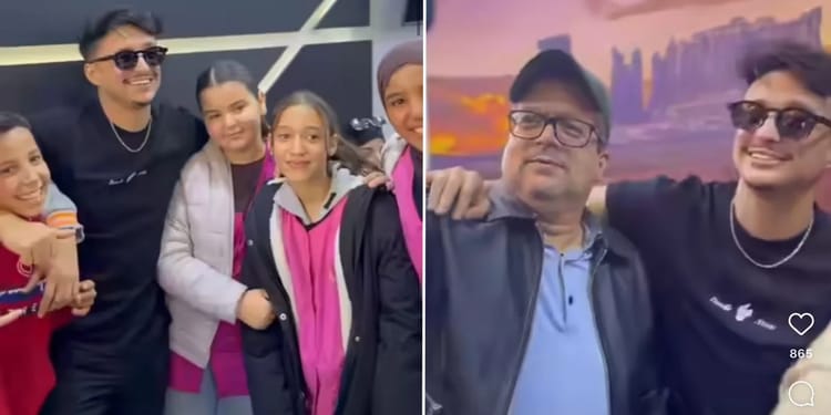 Jeunes et un homme souriants lors d'un événement à Chlef.