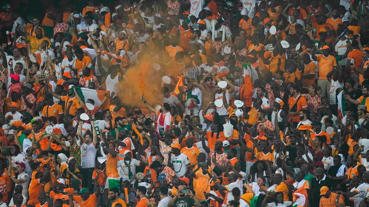CAN 2024 : La Côte d'Ivoire en Fête à Paris, un Écho des Célébrations Algériennes Grande foule ivoirienne en célébration à Paris pour la CAN 2024.