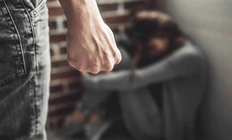 France : découvrez le poignant témoignage d'une algérienne, victime de violences conjugales Main d'homme menaçante face à femme effondrée dans un contexte de violence.