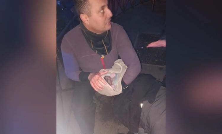Incroyable! En France, un sans-papier algérien aide une dame à accoucher en pleine rue de Paris Homme aidant une femme à accoucher en pleine rue de Paris.