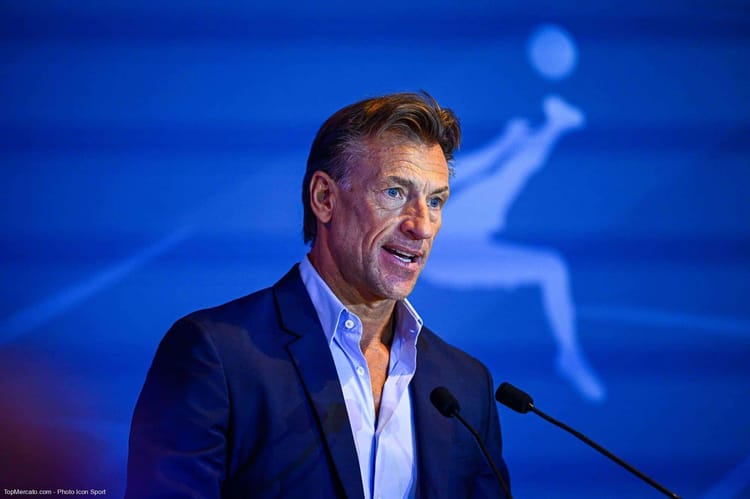 Hervé Renard parlant lors d'une conférence sportive.