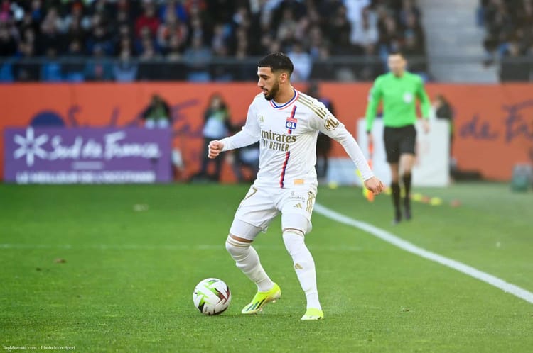 Saïd Benrahma dribble le ballon lors d'un match contre Strasbourg.