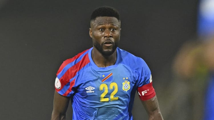CAN 2024 : Maroc RDC - Chancel Mbemba, Un Exemple de Fair-Play Chancel Mbemba, joueur de football en maillot bleu avec le numéro 22.