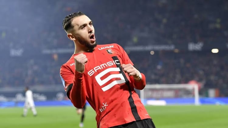 Amine Gouiri élu dans le Onze idéal de la Ligue 1 Française Amine Gouiri célèbre un but avec passion sur le terrain.