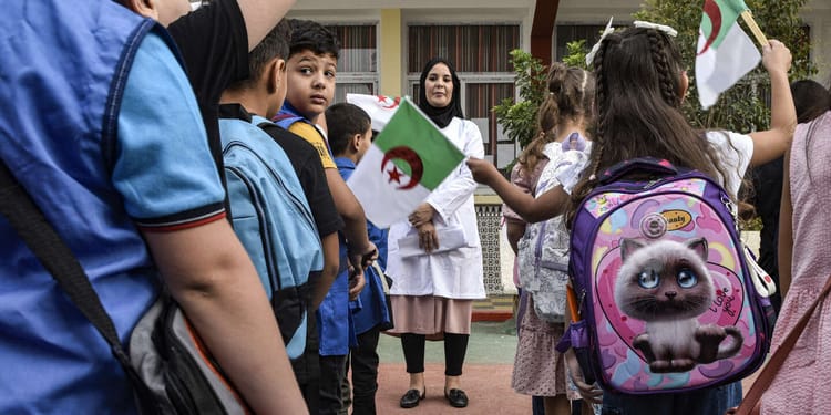 Nouveautés de la rentrée scolaire 2024-2025 : Annonce importante du Ministère de l’Éducation Enfants avec sacs à dos lors de la rentrée scolaire 2024-2025.