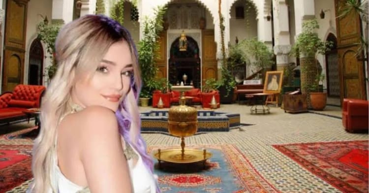 Numidia Lezoul dans un décor intérieur somptueux et élégant.