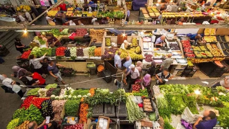 Ramadan 2024 : le gouvernement met en garde contre la hausse des prix Marché animé avec fruits, légumes et produits essentiels pour Ramadan 2024.