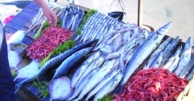 Poissons et fruits de mer frais exposés lors du Ramadan en Algérie.