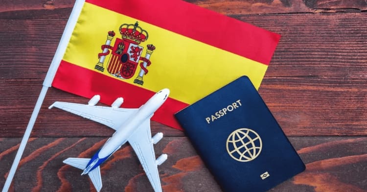 Visas pour l'Espagne : Simplifiez vos démarches pour les Algériens Drapeau espagnol, avion en plastique et passeport sur bois.