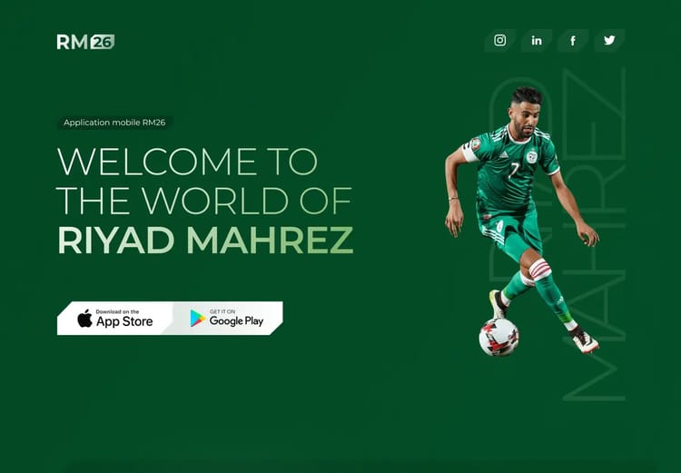Riyad Mahrez en action avec le logo RM26 et liens sociaux.