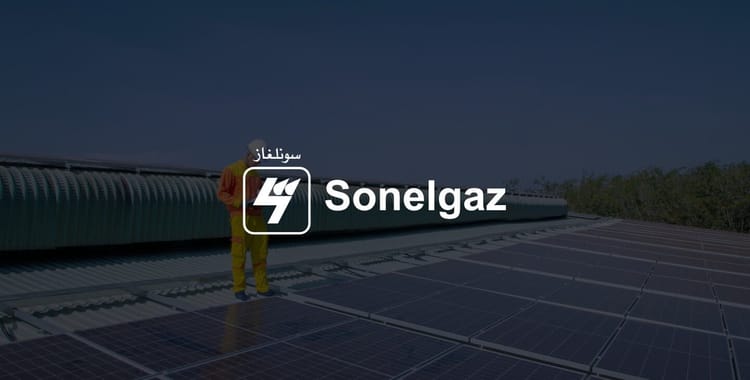 Sonelgaz : hausse d'exportations en 2024 ! Technicien sur une installation solaire de Sonelgaz en Algérie.