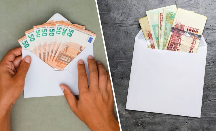 Billets de banque algériens dans une enveloppe blanche.
