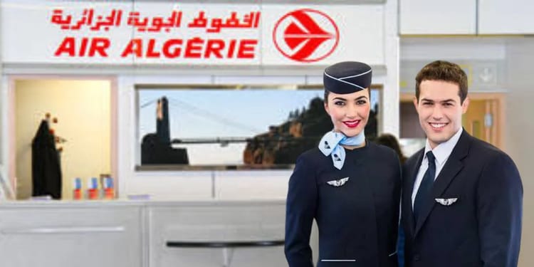 Personnel d'Air Algérie en uniforme à l'aéroport.