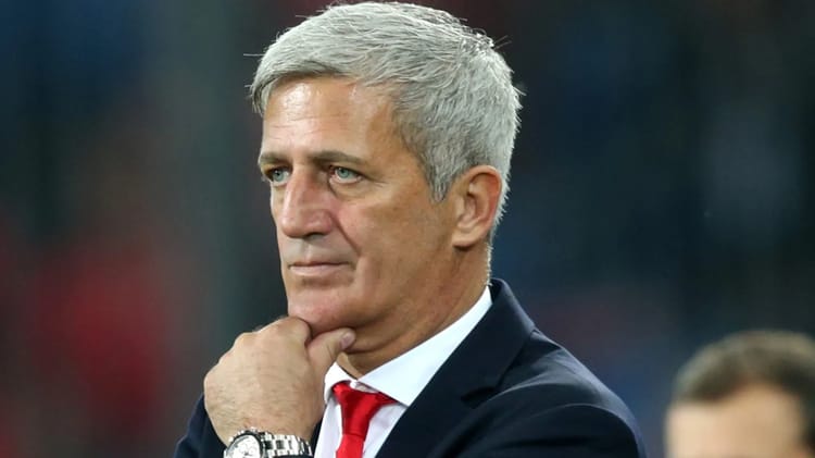 Vladimir Petkovic, entraîneur, en réflexion lors d'un match.