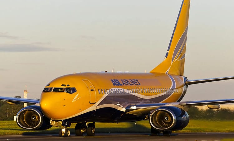 Avion jaune d'ASL Airlines prêt à décoller ou atterrir.