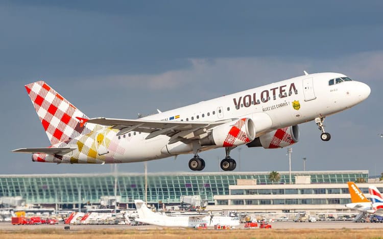 Avion Volotea en vol au départ de Nantes vers Salerne, Italie.
