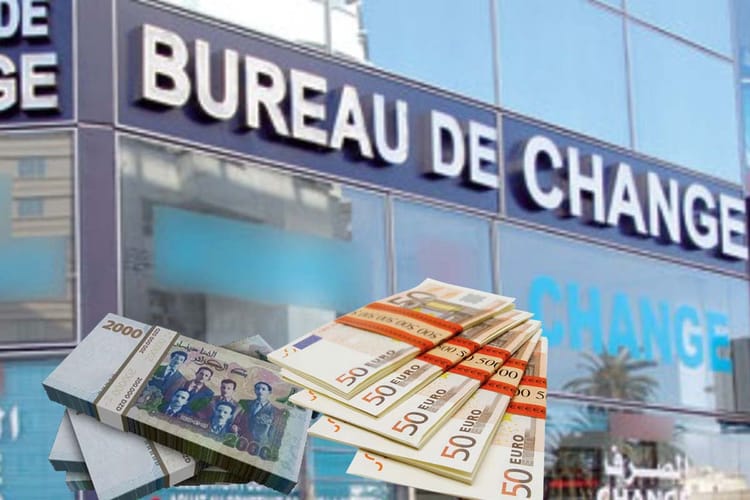 Devises étrangères et euros devant un bureau de change en Algérie.