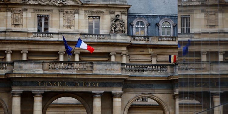 Le Conseil d'État français avec drapeaux français et européens.