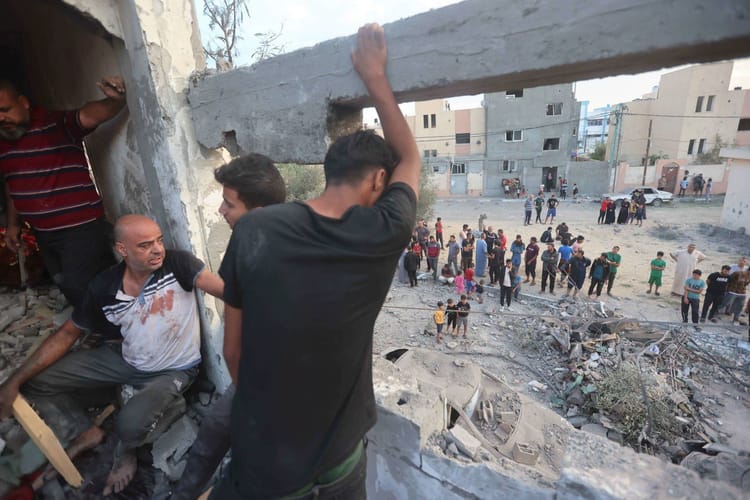 l'Union Africaine ferme ses portes à Israël suite à la guerre de Gaza Civils évacuant une zone de guerre à Gaza, destruction visible.