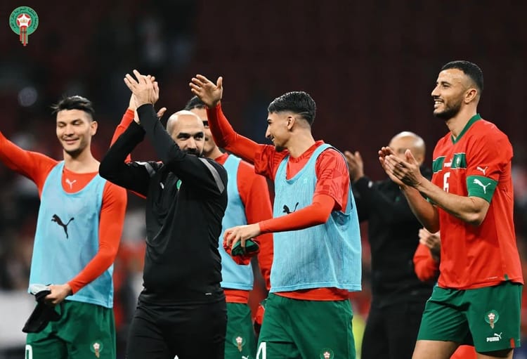 Joueurs marocains célébrant lors d'un match de football.