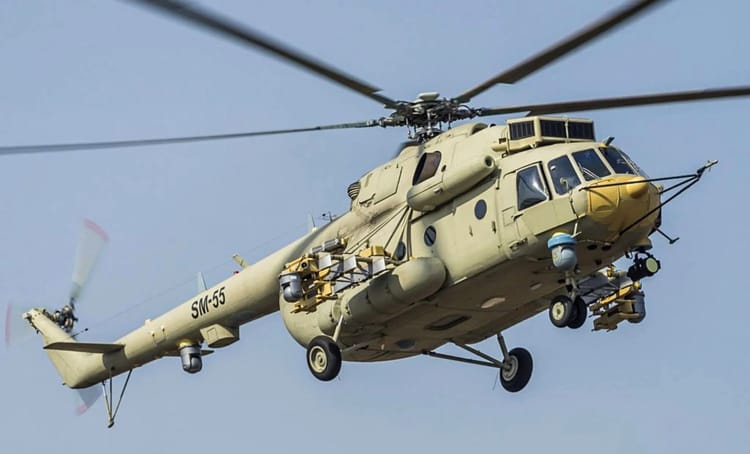 Algérie : Crash mortel d'un hélicoptère de l'armée algérienne Hélicoptère de l'armée algérienne en vol dans le ciel bleu.