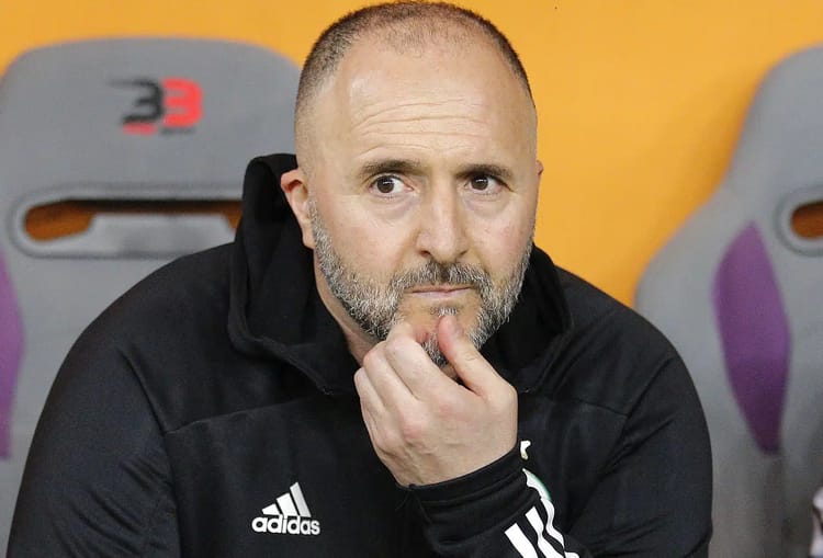 Djamel Belmadi, entraîneur de football algérien, en pleine réflexion.