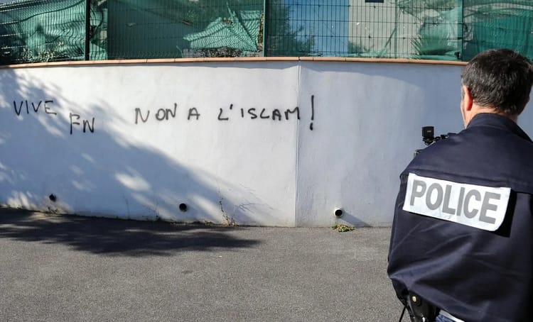 Ils n'en peuvent plus ! En France, de plus en plus de musulmans oppressés, retournent au bercail Graffiti sur un mur disant 'Vive FN Non à l'Islam !' en France.