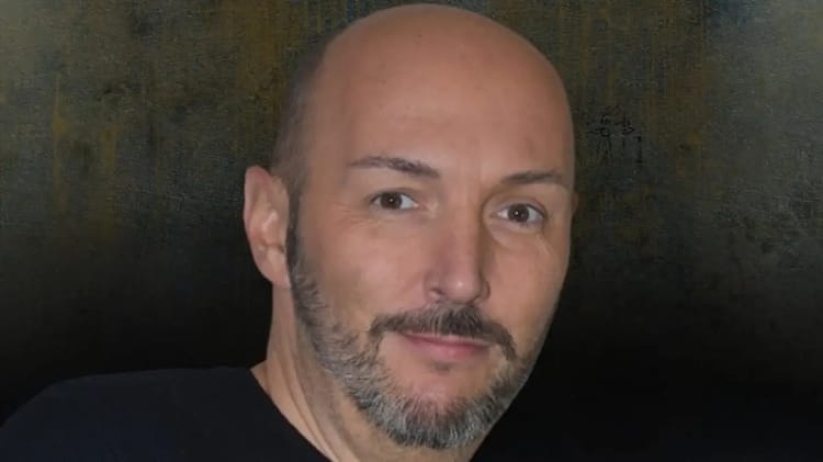 France : "On essaie de m’empêcher de dire du bien de l’Algérie",Marc Mauco Portrait de Marc Mauco, homme avec barbe et expression confiante.