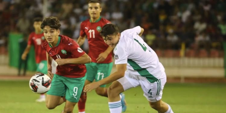 Qualifications Coupe du Monde FIFA (U17) : Algérie vs Maroc, un derby maghrébin décisif Jeunes joueurs de football U17 en action lors du derby maghrébin.